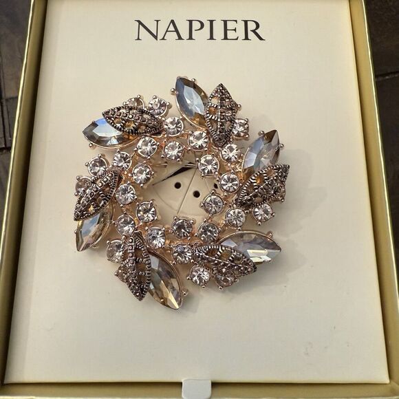 NAPIER Vintage Inspired Wreath Brooch Pin Enamel Rhinestones Rose Gold Holiday - Picture 3 of 3